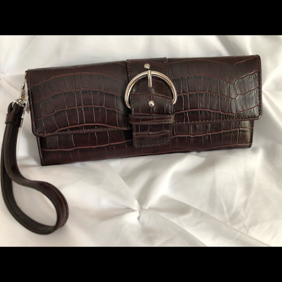 MUNDI Wide Buckle Clutch Wristlet || Burgundy - Picture 10 of 10